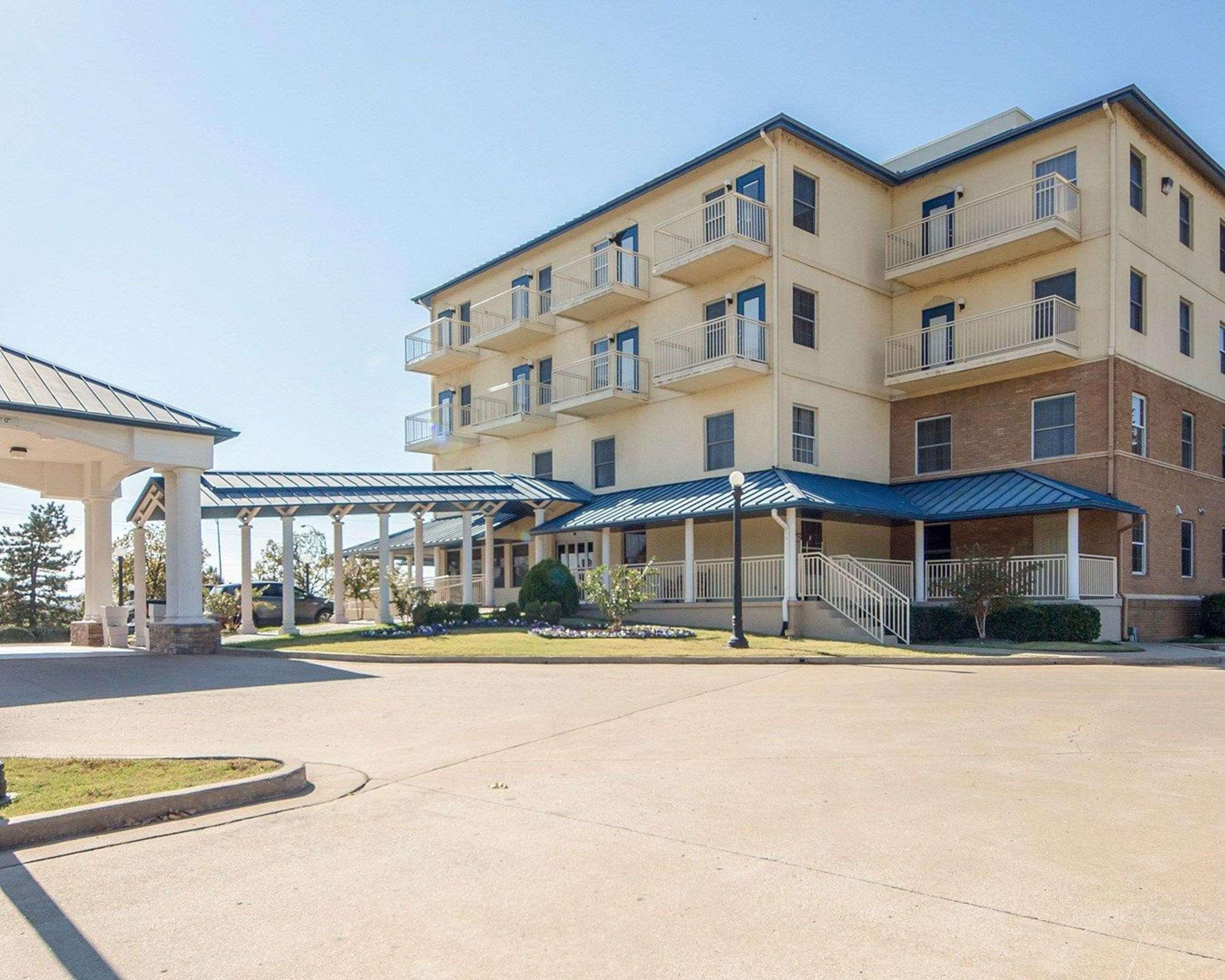 Quality Inn Tulsa-Downtown West Exterior photo