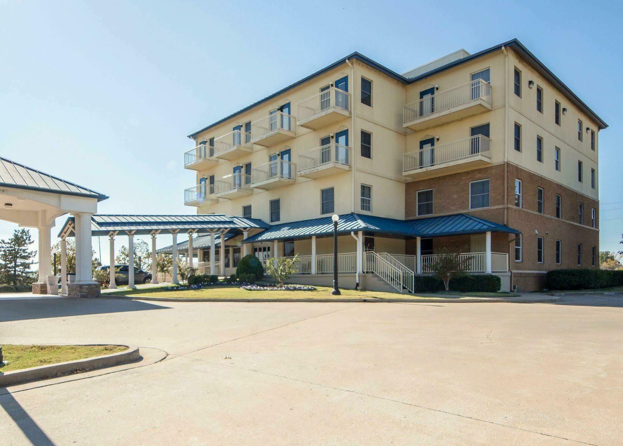 Quality Inn Tulsa-Downtown West Exterior photo